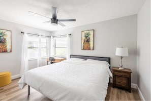 2 slaapkamers, een bureau, een strijkplank/strijkijzer, reisbedje