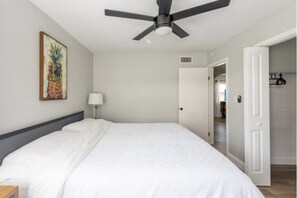 2 habitaciones, escritorio y tabla de planchar con plancha 