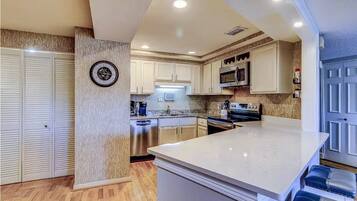 Een koelkast, een magnetron, een oven, een kookplaat