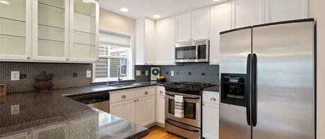 冷蔵庫、電子レンジ、オーブン、コンロ