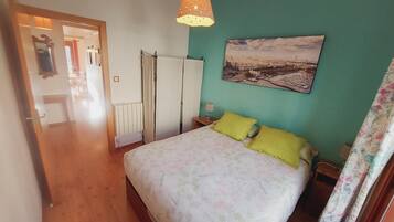 3 habitaciones, tabla de planchar con plancha, internet y ropa de cama