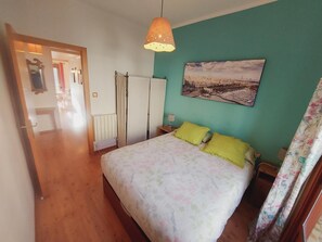 3 slaapkamers, een strijkplank/strijkijzer, internet, beddengoed