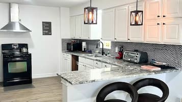 Mikroaaltouuni, astianpesukone, kahvin-/teenkeitin, leivänpaahdin