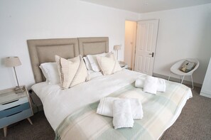 2 habitaciones, tabla de planchar con plancha, cuna de viaje y wifi 