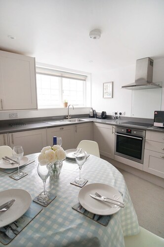 Franks- 2nd Floor Apt-2 Bath-Cowes Centre-Sleeps 4