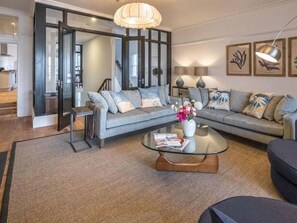 TV - Woodyear House - Sleeps 8 - Cowes Waterfront (Isle of Wight)