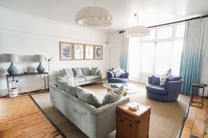 TV - Woodyear House - Sleeps 8 - Cowes Waterfront (Isle of Wight)