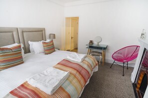 2 bedrooms, iron/ironing board, travel crib, WiFi - Paskins-1st Floor Apt-2 Bath-Cowes Centre-Sleeps 4 (Isle of Wight)