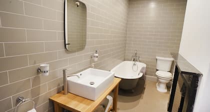 Paskins-1st Floor Apt-2 Bath-Cowes Centre-Sleeps 4
