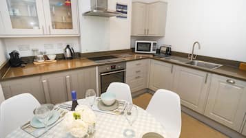 Kühlschrank, Mikrowelle, Ofen, Geschirrspüler