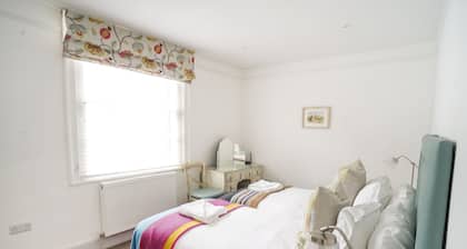 Paskins-1st Floor Apt-2 Bath-Cowes Centre-Sleeps 4