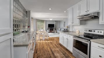 Køleskab, mikrobølgeovn, ovn, kogeplade