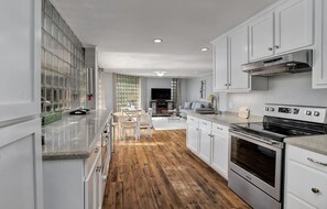 ثلاجة، ميكروويف، فرن، موقد طهي مسطح