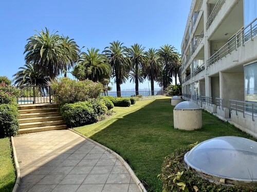 Oceanfront Studio - A/C, Views, Pool & Parking