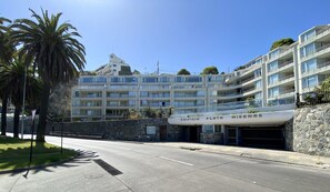 Un hotel de varios pisos con balcones y fachada de piedra.