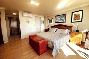 1 sovrum, skrivbord, strykjärn/strykbräda och wi-fi