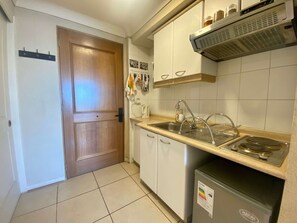 Coffee/tea maker, fridge, microwave, oven