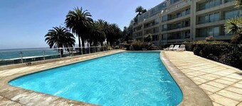 Oceanfront Studio: A/C, Pool & Parking
