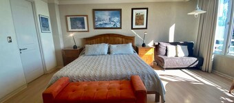 Oceanfront Studio - A/C, Views, Pool & Parking