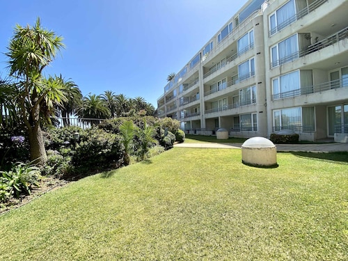 Oceanfront Studio - A/C, Views, Pool & Parking