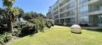 Oceanfront Studio - A/C, Views, Pool & Parking