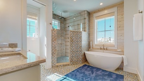 Combined shower/tub, jetted tub, towels