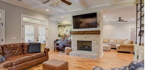 Smart TV, fireplace
