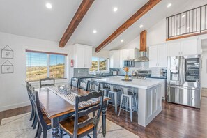 Dining - Sleeps 22, Sports Court, Hot Tub, Ideal Beach Access! (Garden City)