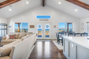 Smart TV, fireplace, video games, stereo - Sleeps 22, Sports Court, Hot Tub, Ideal Beach Access! (Garden City)