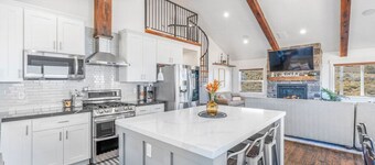 Sleeps 22, Sports Court, Hot Tub, Ideal Beach Access!