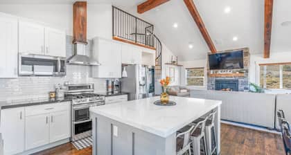 Private Sports Court, Hot Tub, Ideal Beach Access!