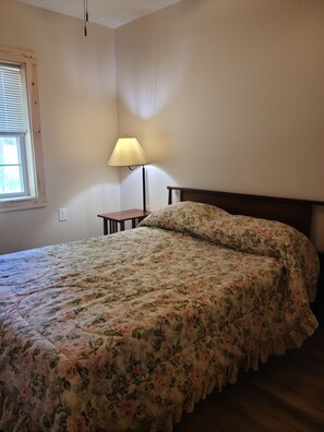 2 habitaciones, cuna de viaje y ropa de cama