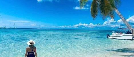 Beach nearby, white sand, beach bar