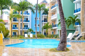 Kolam renang outdoor, dengan kursi berjemur