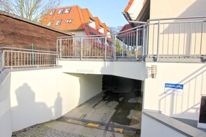 Eine Fußgängerbrücke mit Metallgeländer, ein Schild, das eine Höchsthöhe von 2,00 Metern anzeigt, und ein Gebäude mit dem Schild 'Hafenhauser Bregge' auf 'Dorfstraße 23a'.