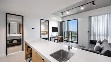 50–tuumainen äly-TV, jossa kaapelikanavat