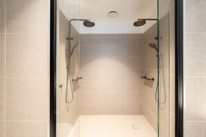 Douche, articles de toilette gratuits, sèche-cheveux