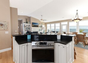 Vaisselle et ustensiles, table de salle à manger