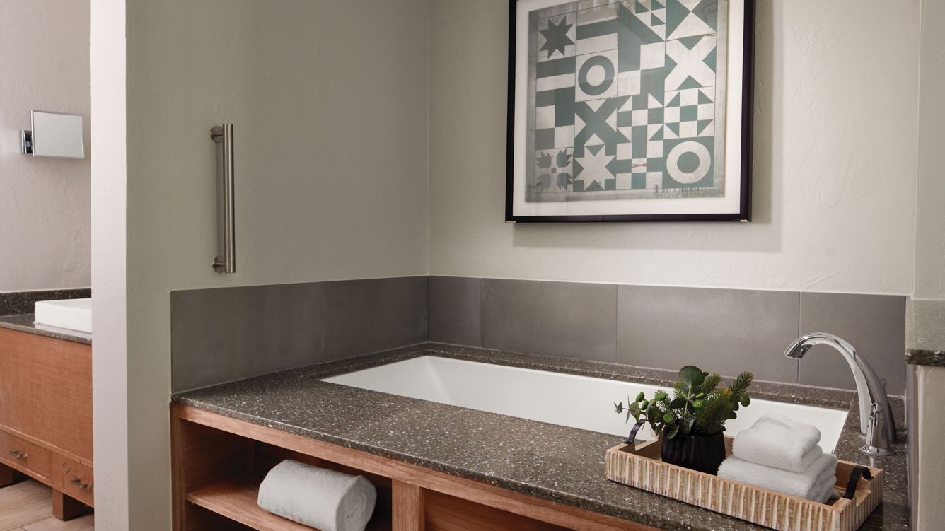 Douche, baignoire à remous, séchoir à cheveux, serviettes fournies