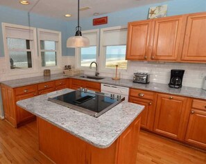 Lave-vaisselle, serviettes en papier, tables à manger