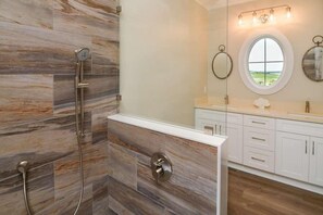 Dusche, Handtücher, Toilettenpapier