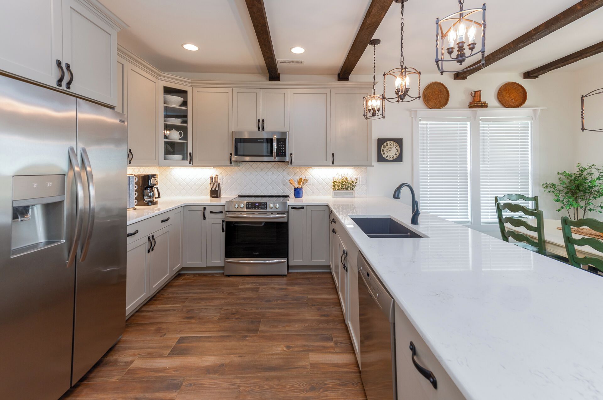 Geladeira, micro-ondas, fogão, cooktop