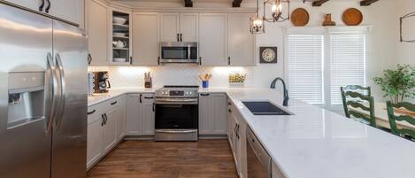 Kylskåp, mikrovågsugn, ugn och spishäll