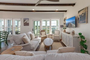 TV de tela plana, DVD player, aparelho de som