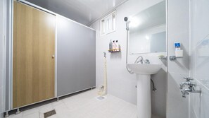 Basic Room, 1 Bedroom (1F group room) | 1 bilik tidur, Wi-fi percuma 