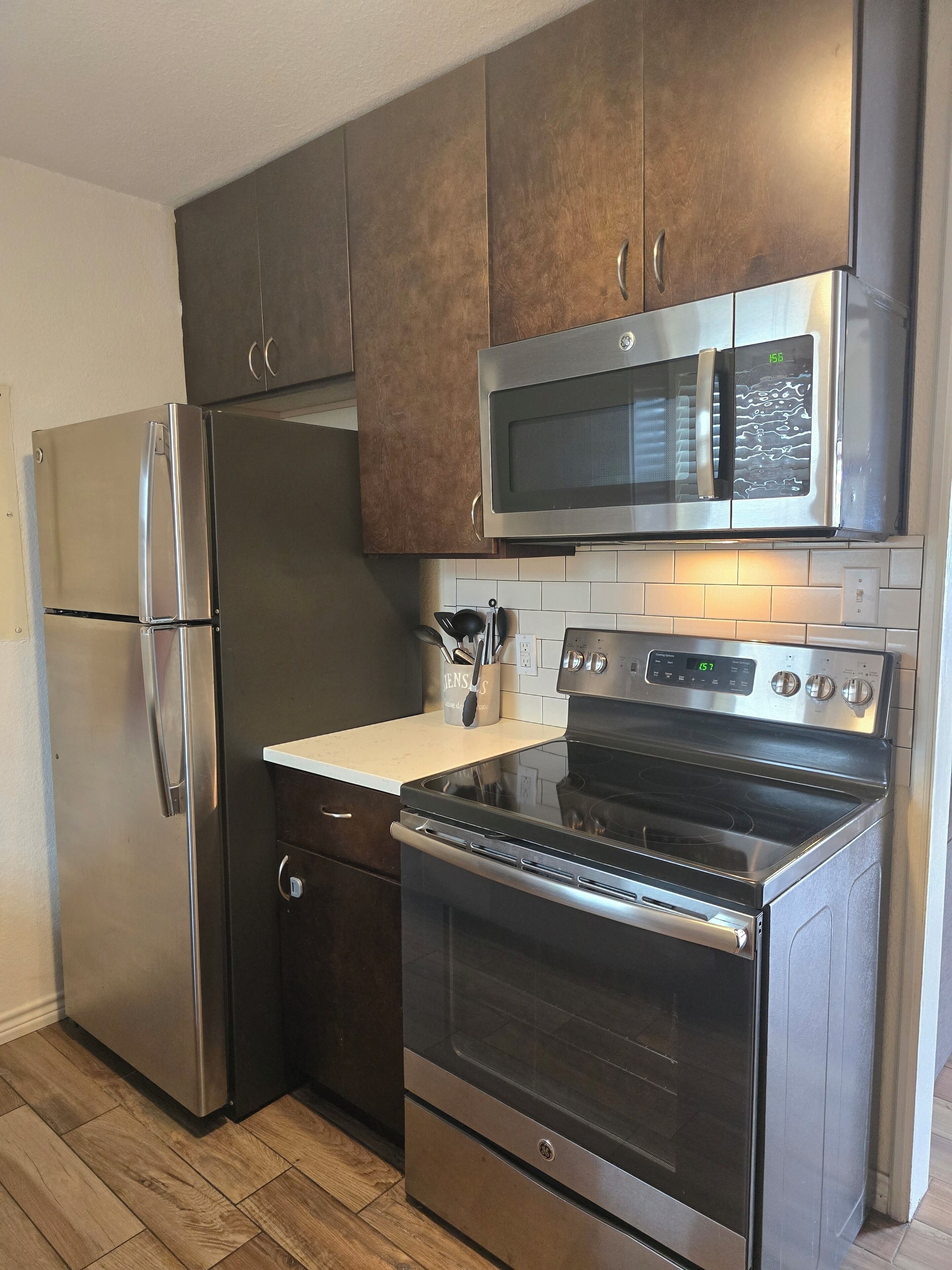 Kjøleskap, mikrobølgeovn, ovn og kokeplater