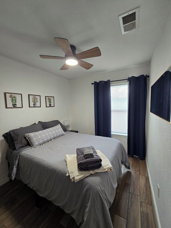 2 habitaciones, escritorio, wifi gratis y ropa de cama