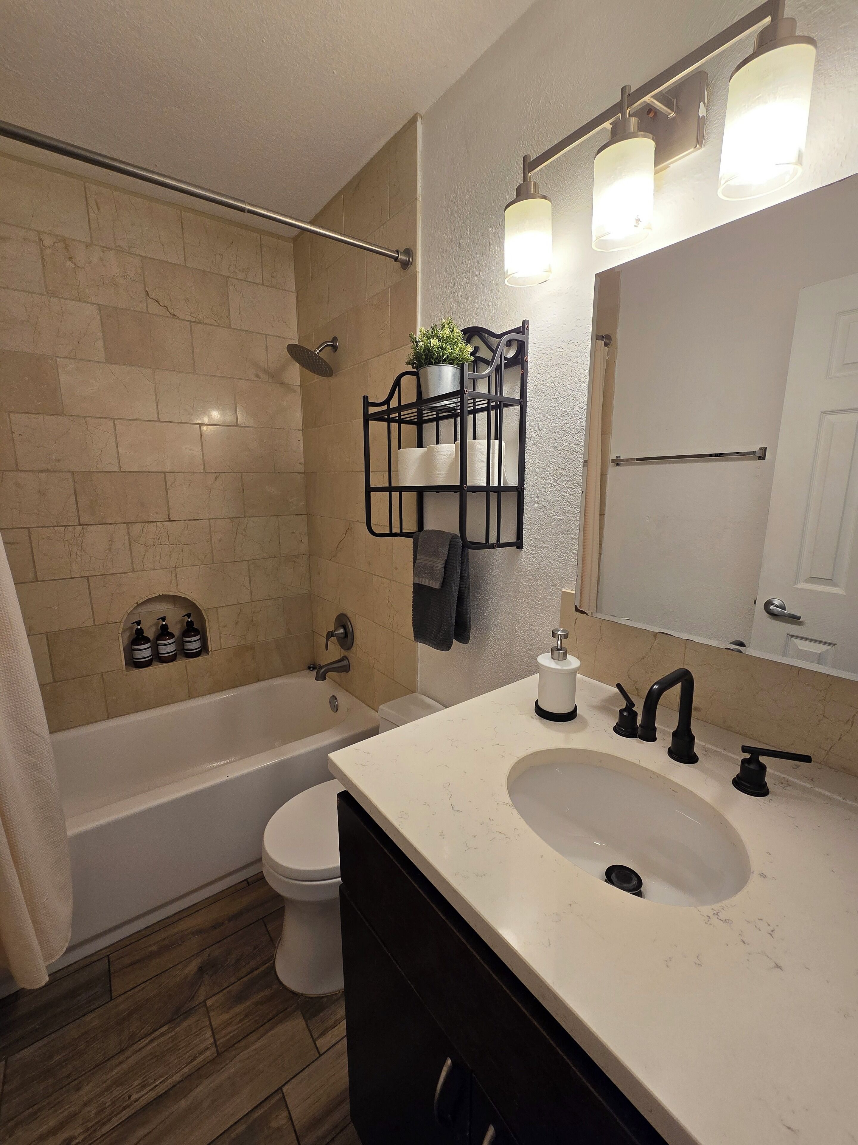 Sèche-cheveux, serviettes fournies, savon, shampoing