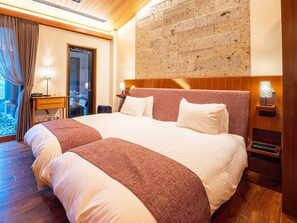 A double bed with a wooden headboard, a nightstand with a lamp, and a large abstract wall art piece. - NIKKO-NISHIMACHICLUB A LA TOUTO (Nikko)