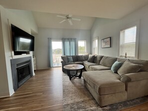 Smart TV, libros y estéreo 